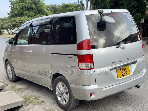 Toyota Noah 2.0 FWD (8 Seater) 2005 Silver