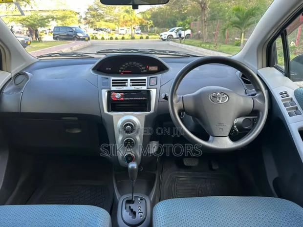 Toyota Vitz 1.3 AWD 5dr 2009 Black