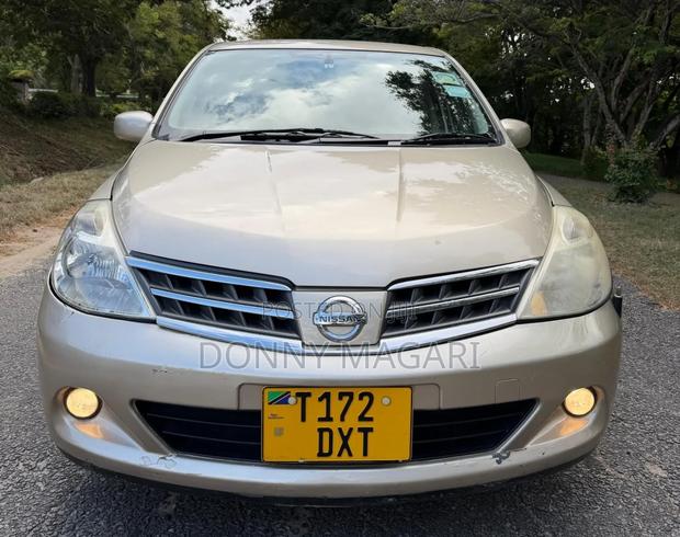 Nissan Tiida 2010 Gold