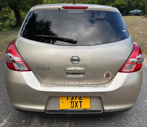 Nissan Tiida 2010 Gold