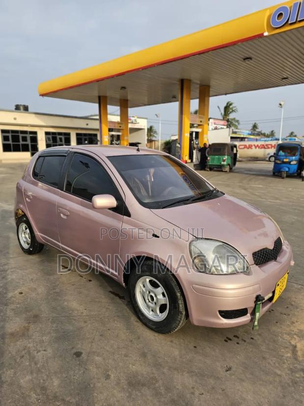 Toyota Vitz 2004 Pink