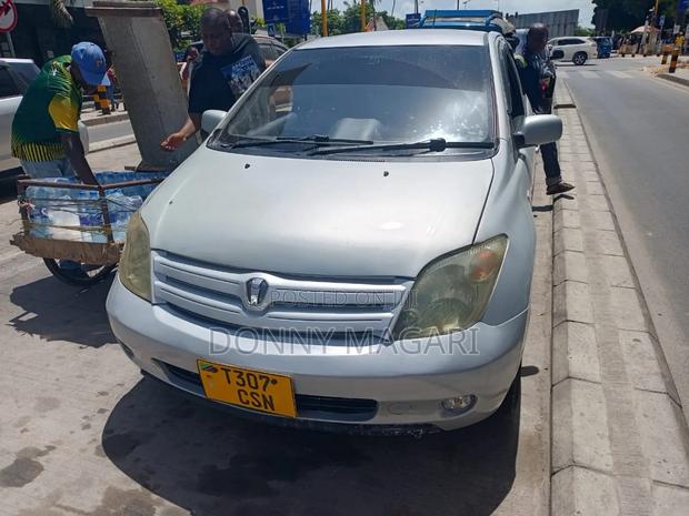 Toyota IST 2005 Silver