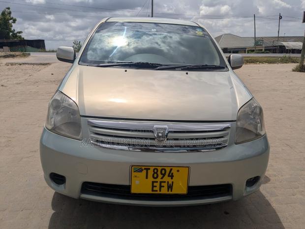 Toyota Raum 2005 Silver