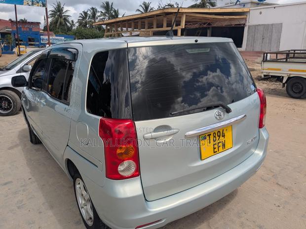 Toyota Raum 2005 Silver