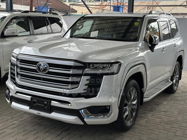 Toyota Land Cruiser LC300 2023 White