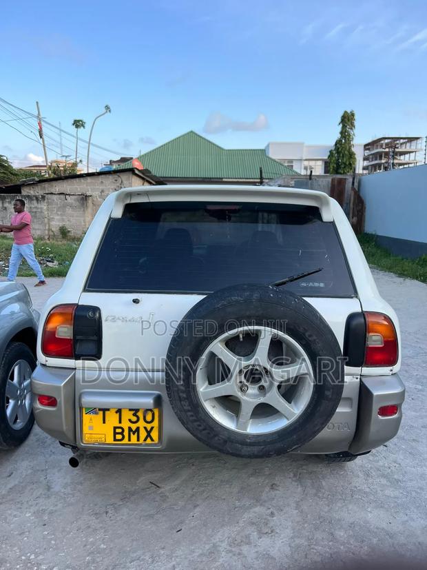 Toyota RAV4 1999 White