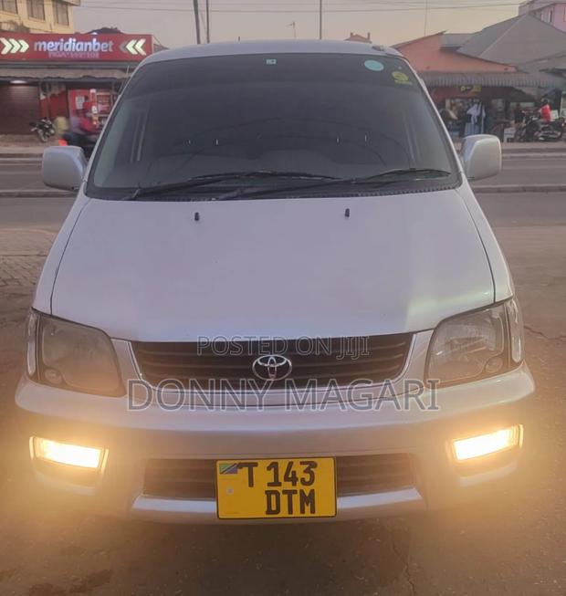 Toyota Noah 2.0 AWD (8 Seater) 2001 Silver
