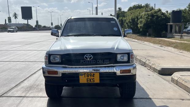 Toyota Hilux 2001 White
