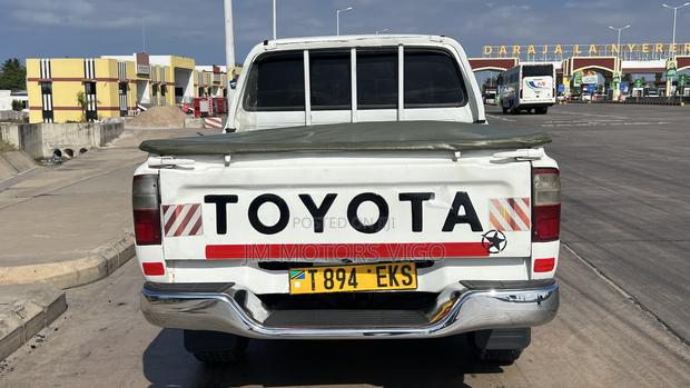 Toyota Hilux 2001 White