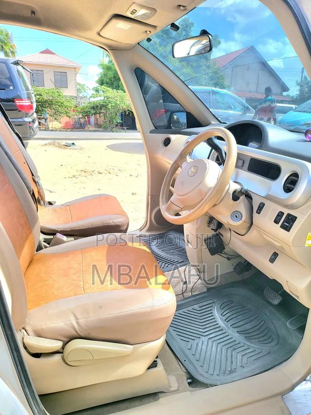 Toyota Porte 2005 Silver