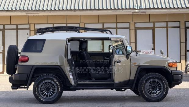 Toyota FJ Cruiser 2013 Beige