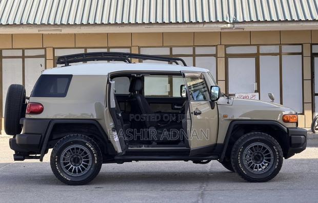Toyota FJ Cruiser 2013 Beige