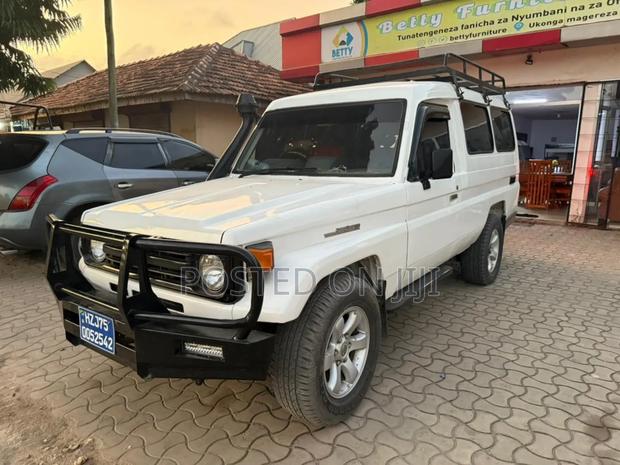 Toyota Land Cruiser 2005 White
