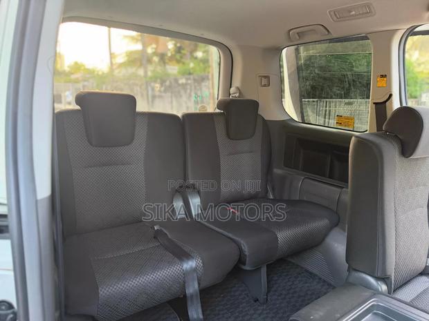 Toyota Noah 2.0 143hp AWD (7 Seater) 2008 White