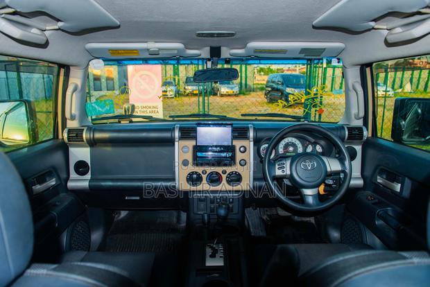 Toyota FJ Cruiser 2013 Gold