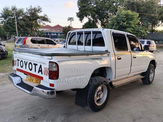 Toyota Hilux 1998 White
