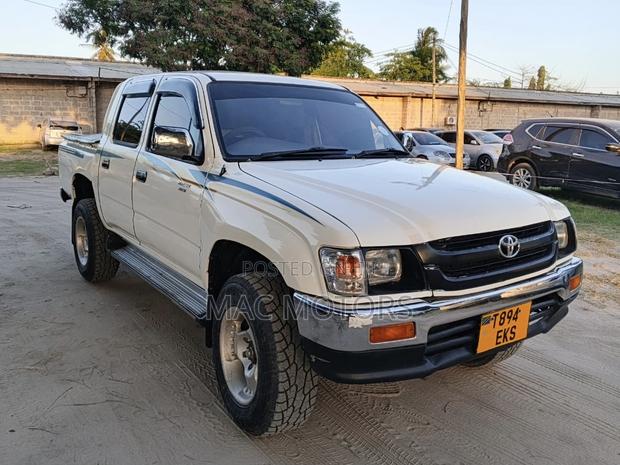 Toyota Hilux 1998 White