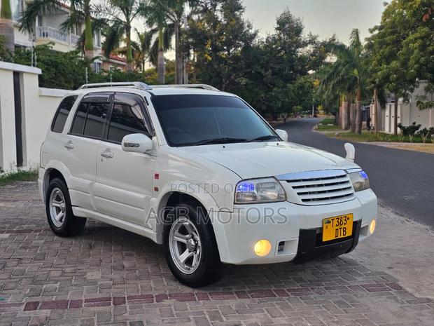 Suzuki Escudo 2003 White