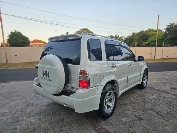 Suzuki Escudo 2003 White