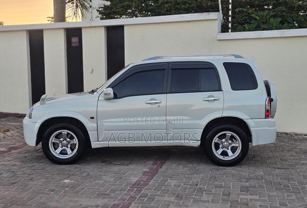 Suzuki Escudo 2003 White