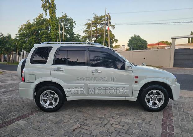 Suzuki Escudo 2003 White