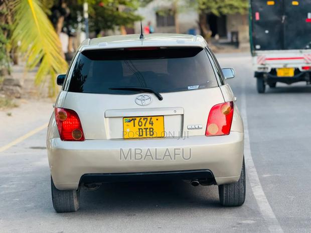 Toyota IST 2004 Gold