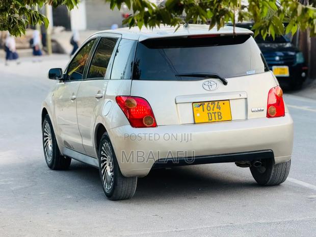 Toyota IST 2004 Gold
