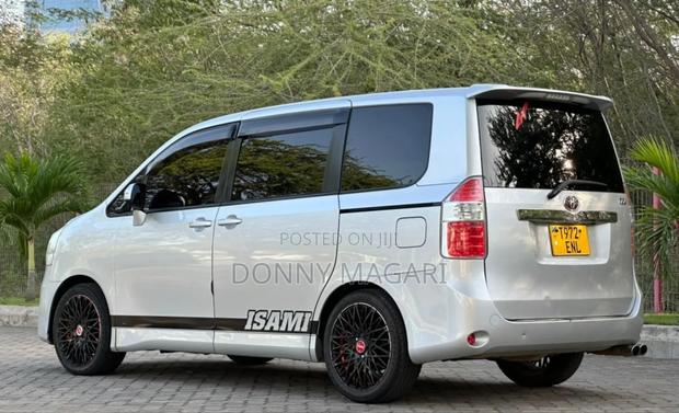 Toyota Noah 2009 Silver