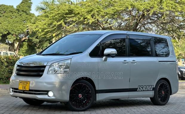 Toyota Noah 2009 Silver