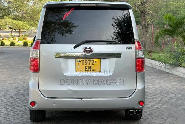 Toyota Noah 2009 Silver