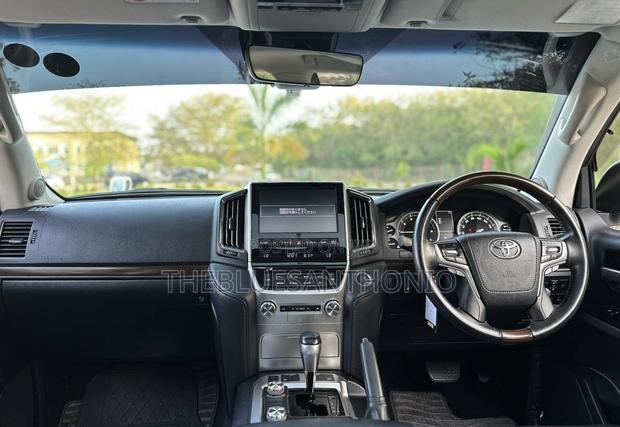 Toyota Land Cruiser 2018 White