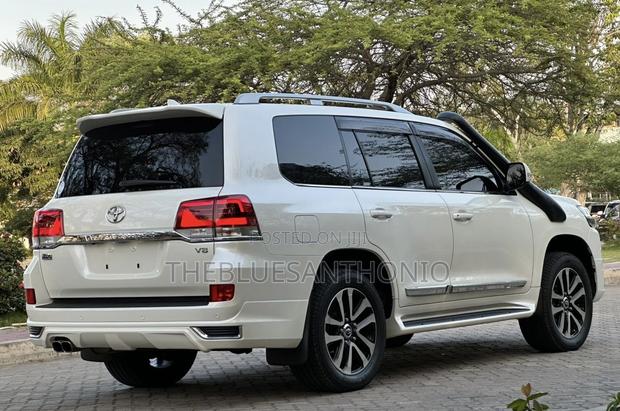 Toyota Land Cruiser 2018 White