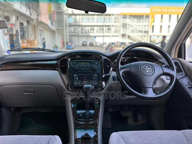 Toyota Kluger 2001 White