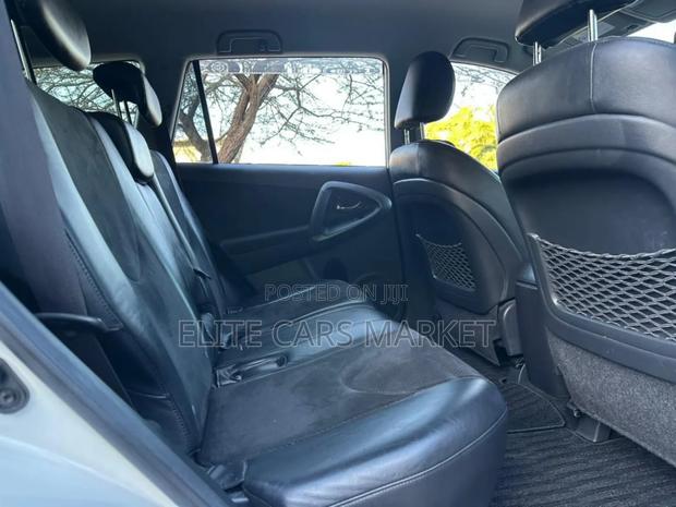 Toyota Vanguard 2009 White