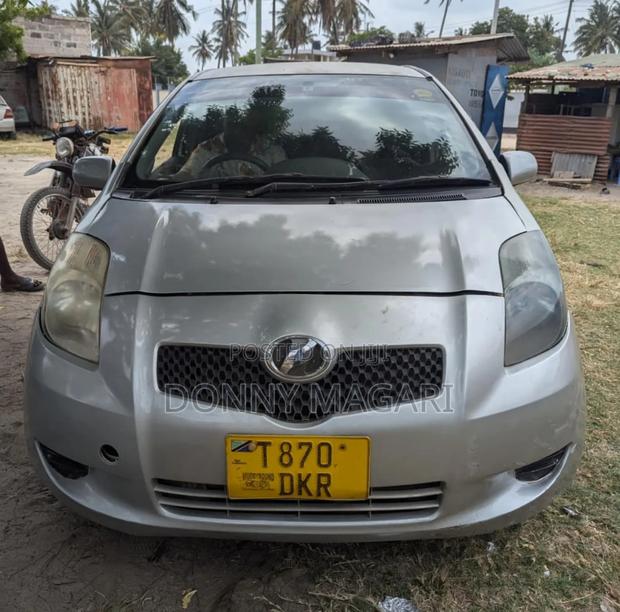 Toyota Vitz 2005 Silver