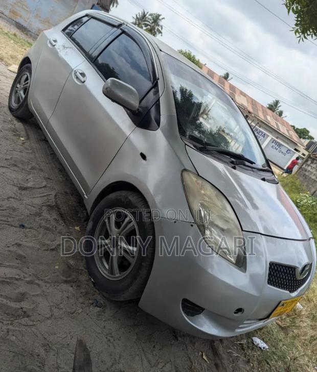 Toyota Vitz 2005 Silver