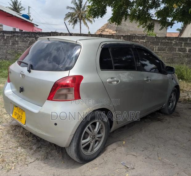 Toyota Vitz 2005 Silver