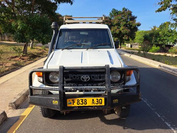 Toyota Land Cruiser 2010 White