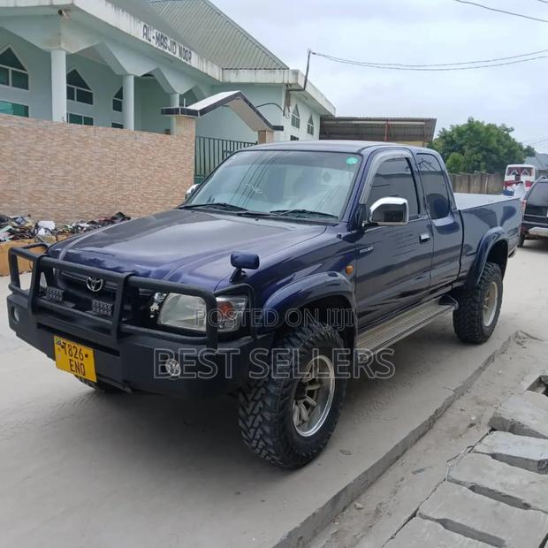 Toyota Hilux 2002 Blue