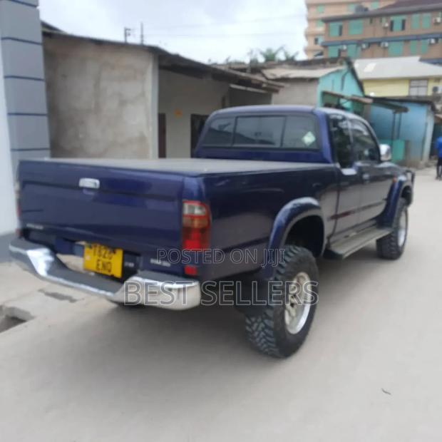 Toyota Hilux 2002 Blue