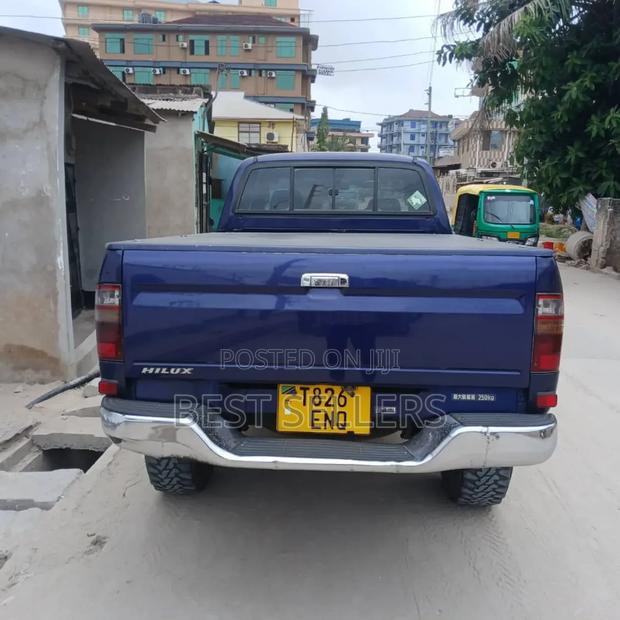 Toyota Hilux 2002 Blue