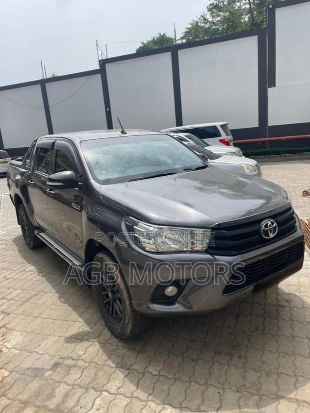 Toyota Hilux 2016 Gray