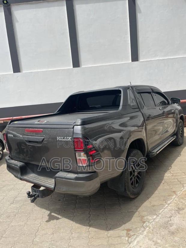 Toyota Hilux 2016 Gray