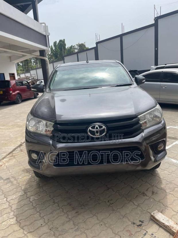 Toyota Hilux 2016 Gray