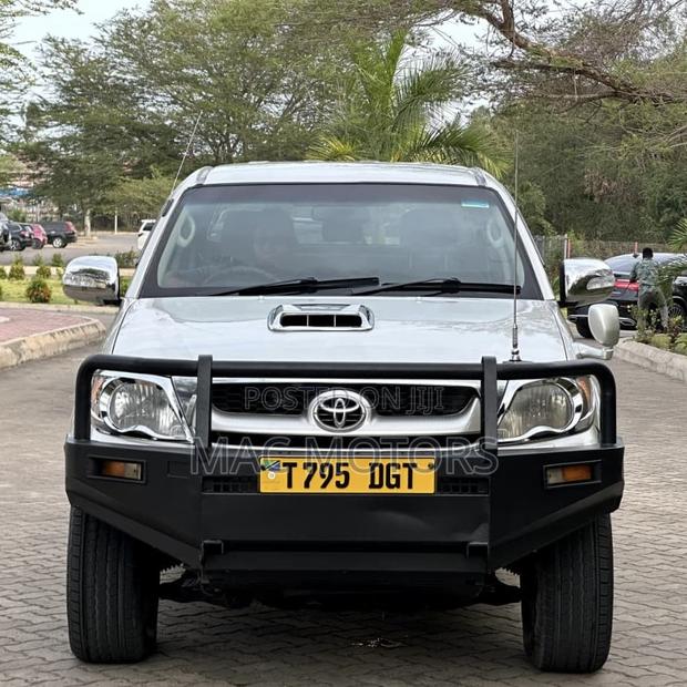 Toyota Hilux 2011 Silver