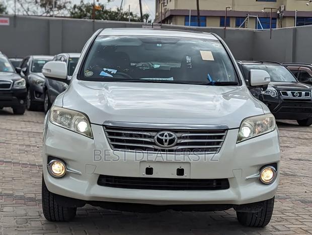 Toyota Vanguard 2011 White