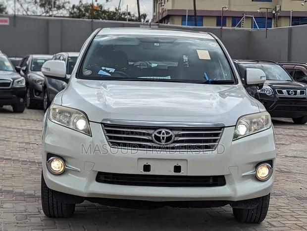 Toyota Vanguard 2011 White