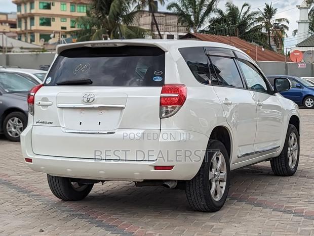 Toyota Vanguard 2011 White