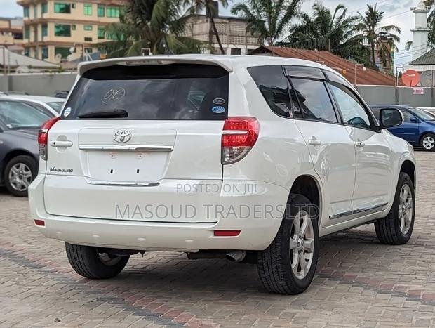 Toyota Vanguard 2011 White
