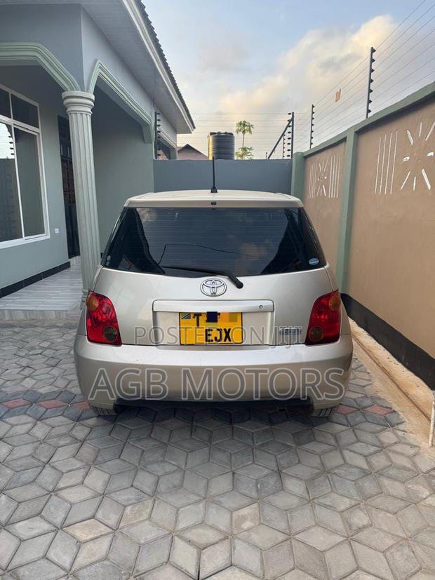 Toyota IST 2004 Gold